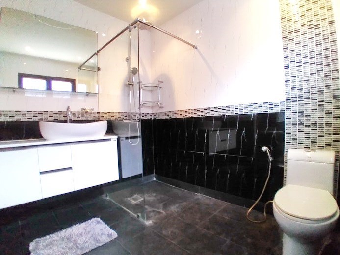 House for sale Pattaya showing the master bathroom House for sale Pattaya showing the master bathroom