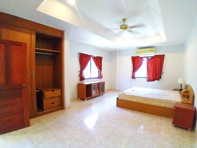 House for sale Pattaya showing the large master bedroom House for sale Pattaya showing the large master bedroom
