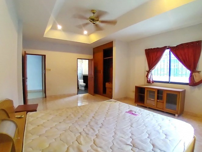 House for sale Pattaya showing the master bedroom suite House for sale Pattaya showing the master bedroom suite