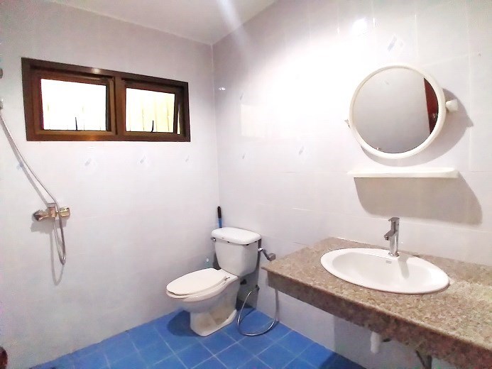 House for sale Pattaya showing the second bathroom House for sale Pattaya showing the second bathroom