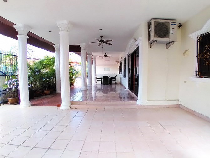 House for sale Pattaya showing the terrace House for sale Pattaya showing the terrace