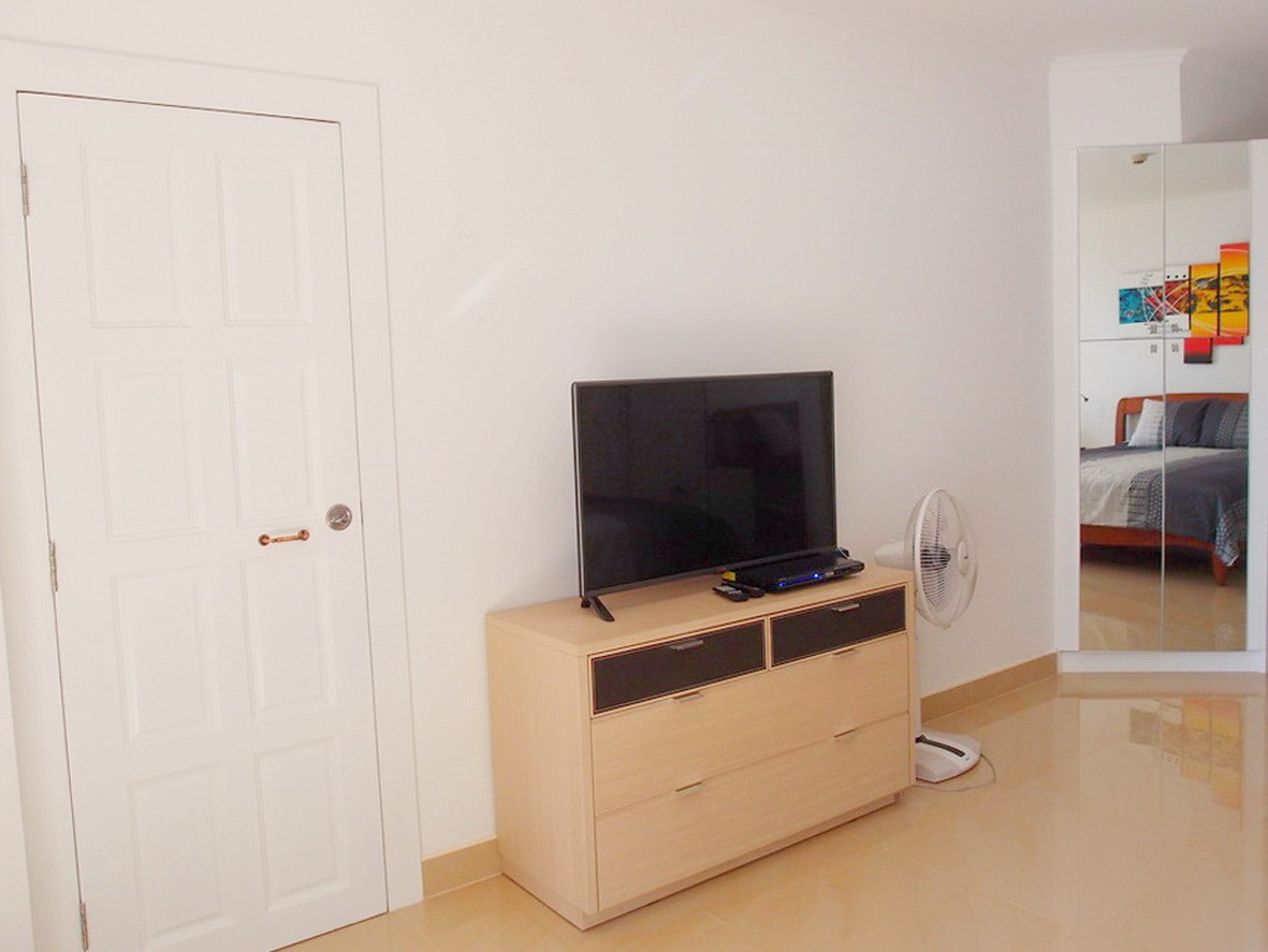 Condominium for rent Jomtien showing the TV Condominium for rent Jomtien showing the TV