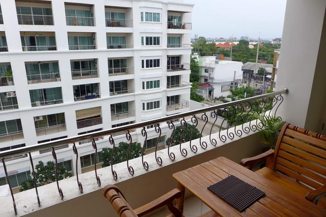 Condominium For Rent Jomtien showing the balcony and view Condominium For Rent Jomtien showing the balcony and view
