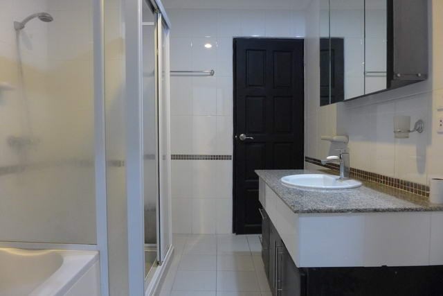 Condominium For Rent Jomtien showing the bathroom Condominium For Rent Jomtien showing the bathroom