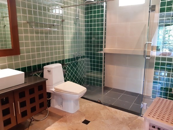 Condominium for rent Jomtien showing the master bathroom Condominium for rent Jomtien showing the master bathroom