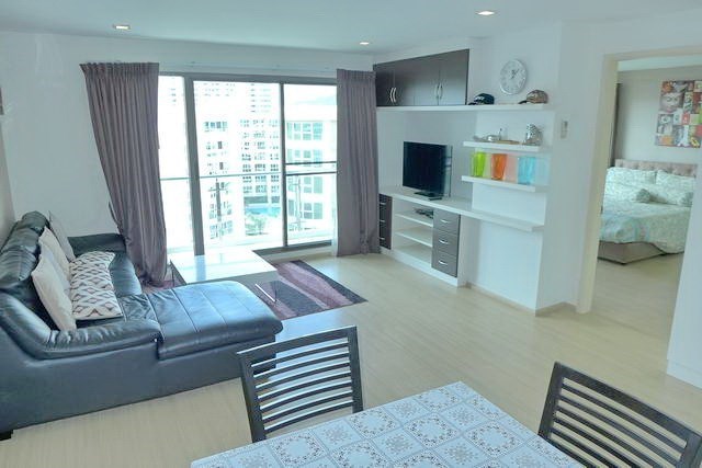 Condominium For Rent Pattaya showing the living room Condominium For Rent Pattaya showing the living room