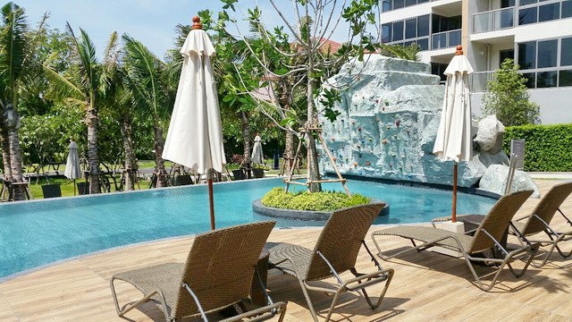 Condominium for rent UNIXX South Pattaya showing the terraces and communal pool Condominium for rent UNIXX South Pattaya showing the terraces and communal pool