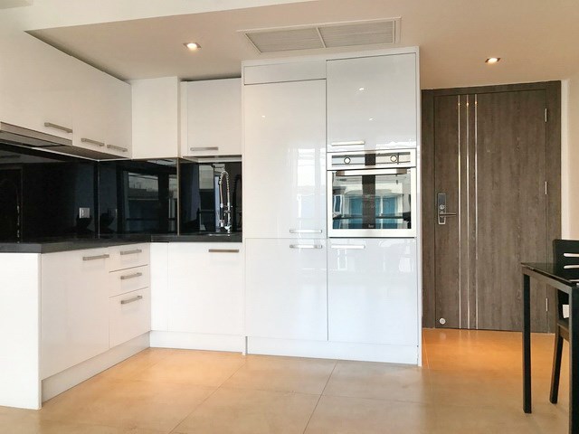 Condominium for rent Pattaya showing the dining and kitchen areas Condominium for rent Pattaya showing the dining and kitchen areas