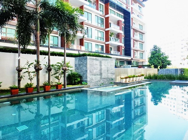 Condominium for Rent Central Pattaya showing the communal pool and building 