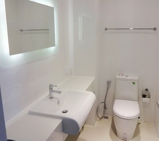 Condominium For Rent Pattaya showing the bathroom Condominium For Rent Pattaya showing the bathroom