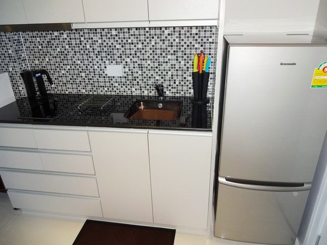 Condominium For Rent Pattaya showing the kitchen Condominium For Rent Pattaya showing the kitchen