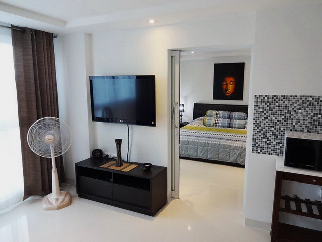 Condominium For Rent Pattaya showing the living area looking toward the bedroom Condominium For Rent Pattaya showing the living area looking toward the bedroom