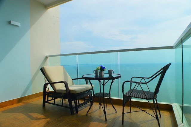 Condominium for sale Jomtien showing the balcony and sea view Condominium for sale Jomtien showing the balcony and sea view