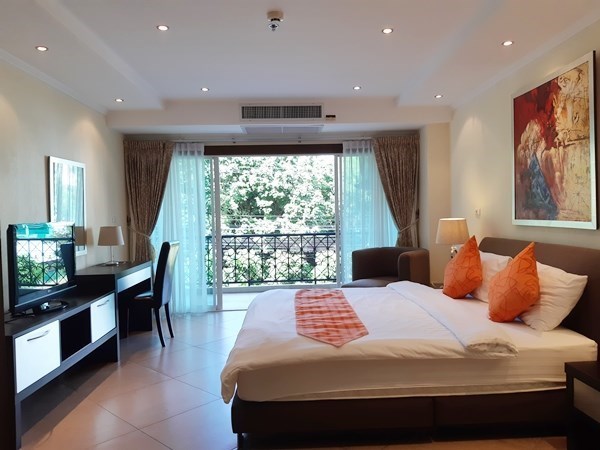 Condominium for sale Jomtien showing the bedroom and balcony Condominium for sale Jomtien showing the bedroom and balcony