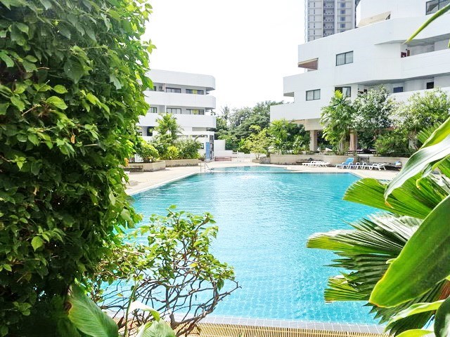 Condominium for sale Jomtien showing the communal pool Condominium for sale Jomtien showing the communal pool