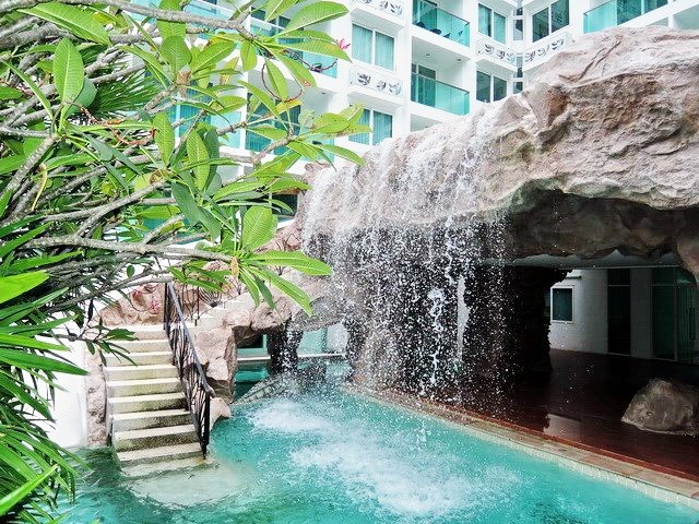 Condominium for sale Jomtien Pattaya showing the communal swimming pool 