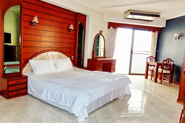 Condominium for sale Jomtien showing the sleeping area and balcony Condominium for sale Jomtien showing the sleeping area and balcony