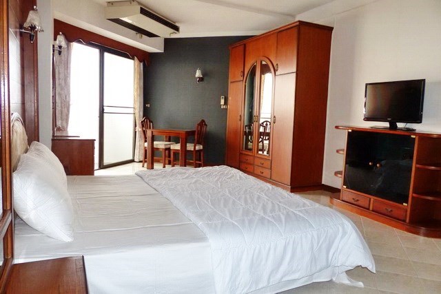 Condominium for sale Jomtien showing the living, sleeping and dining areas Condominium for sale Jomtien showing the living, sleeping and dining areas