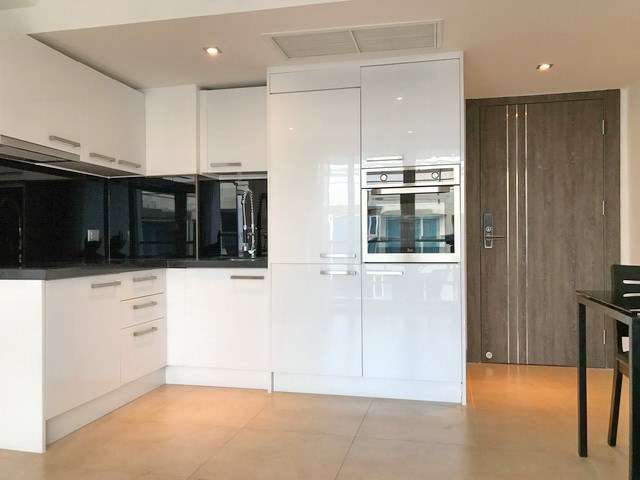 Condominium for sale Central Pattaya showing the dining and kitchen areas Condominium for sale Central Pattaya showing the dining and kitchen areas