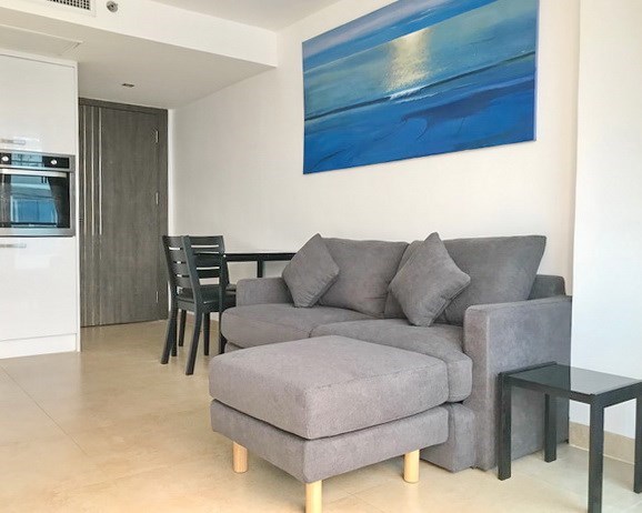Condominium for sale Central Pattaya showing the living and dining areas Condominium for sale Central Pattaya showing the living and dining areas