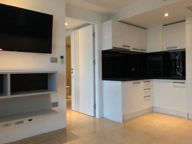 Condominium for sale Central Pattaya showing the living and kitchen areas Condominium for sale Central Pattaya showing the living and kitchen areas