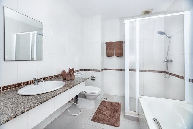Condominium for sale Jomtien Pattaya showing the bathroom Condominium for sale Jomtien Pattaya showing the bathroom