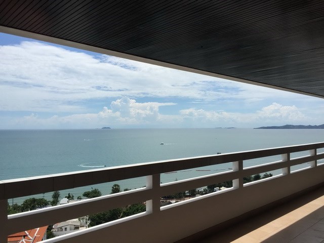 Condominium for sale Jomtien Beach showing the balcony view Condominium for sale Jomtien Beach showing the balcony view