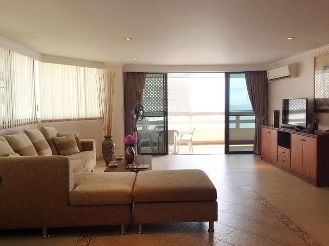 Condominium for sale Jomtien Beach showing the living area and balcony Condominium for sale Jomtien Beach showing the living area and balcony