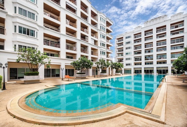 Condominium for sale Jomtien Pattaya showing the communal pool Condominium for sale Jomtien Pattaya showing the communal pool