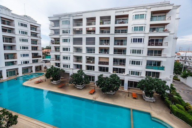 Condominium for sale Jomtien Pattaya showing the pool and condo buildings Condominium for sale Jomtien Pattaya showing the pool and condo buildings