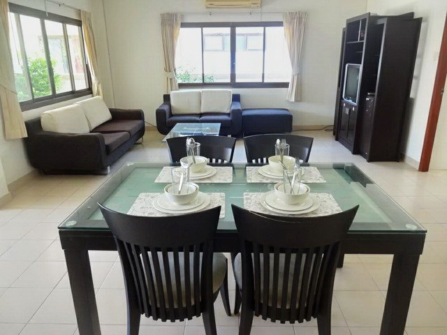 House for rent Jomtien Pattaya showing the dining and living areas House for rent Jomtien Pattaya showing the dining and living areas