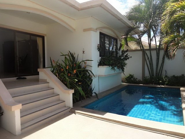 House for rent Jomtien Pattaya showing the house and pool House for rent Jomtien Pattaya showing the house and pool