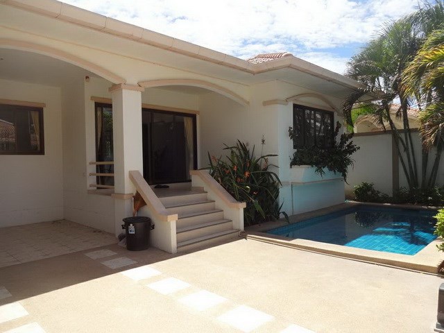 House for rent Jomtien Pattaya showing the house, carport and pool House for rent Jomtien Pattaya showing the house, carport and pool