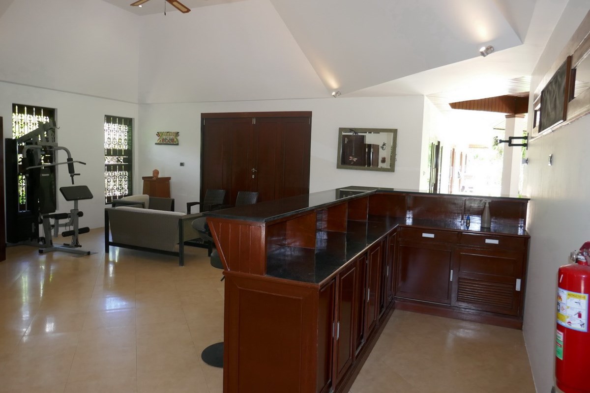 House for rent Pattaya Bangsaray showing the lobby with wet bar House for rent Pattaya Bangsaray showing the lobby with wet bar