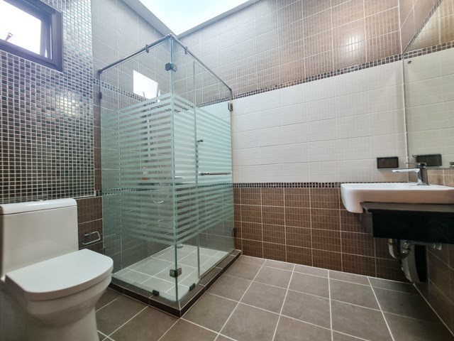 House for rent Pattaya showing the master bathroom House for rent Pattaya showing the master bathroom