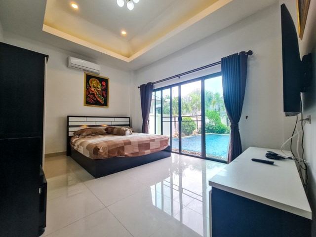 House for rent Pattaya showing the master bedroom suite House for rent Pattaya showing the master bedroom suite