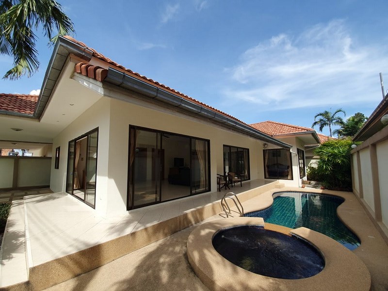 House for sale Jomtien showing the house, carport and pool House for sale Jomtien showing the house, carport and pool