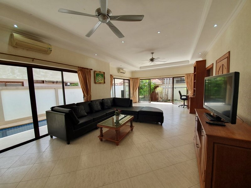 House for sale Jomtien showing the living area with pool view House for sale Jomtien showing the living area with pool view