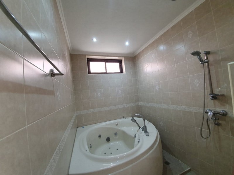 House for sale Jomtien showing themaster bedroom with Jacuzzi bathtub House for sale Jomtien showing themaster bedroom with Jacuzzi bathtub