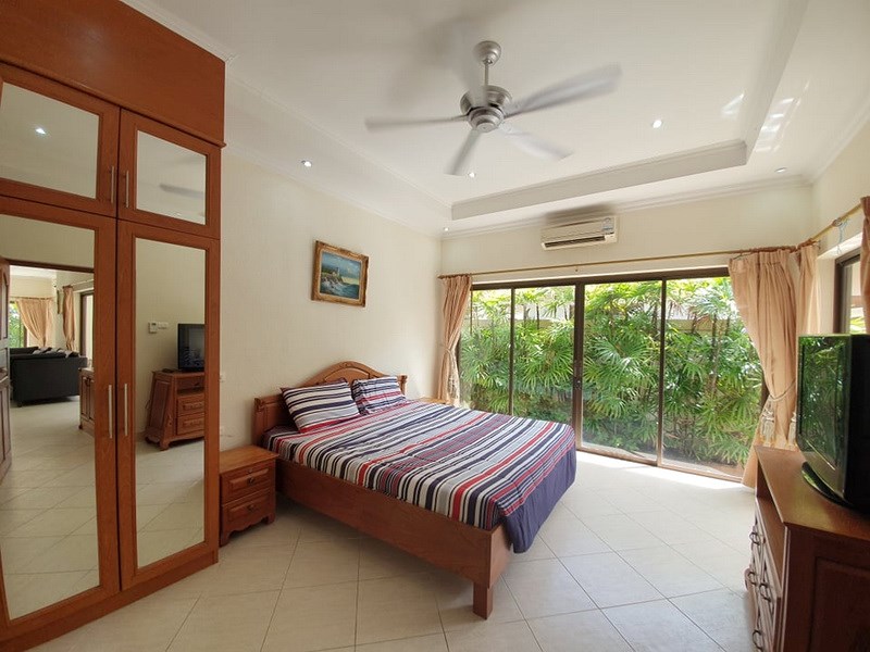 House for sale Jomtien showing the master bedroom House for sale Jomtien showing the master bedroom