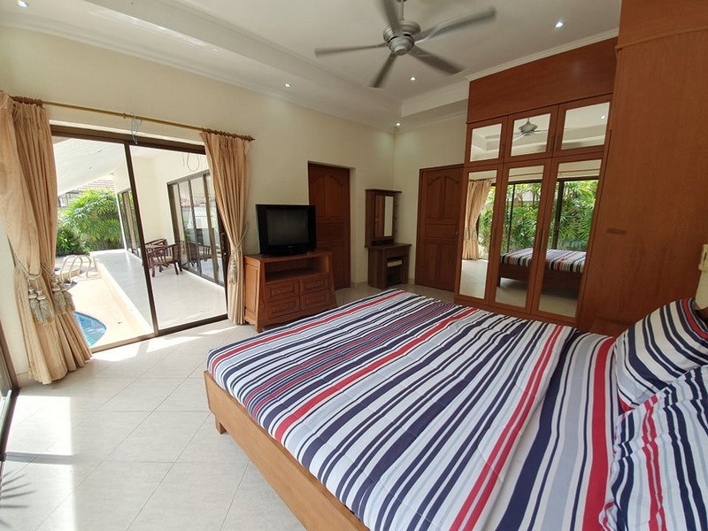 House for sale Jomtien showing the master bedroom suite House for sale Jomtien showing the master bedroom suite