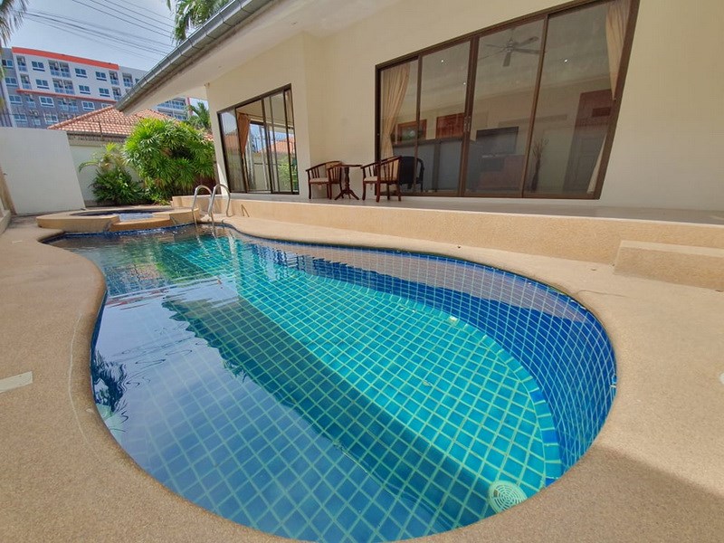 House for sale Jomtien showing the pool and terraces House for sale Jomtien showing the pool and terraces