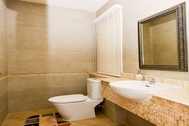 House for sale Na Jomtien Pattaya showing a bathroom House for sale Na Jomtien Pattaya showing a bathroom