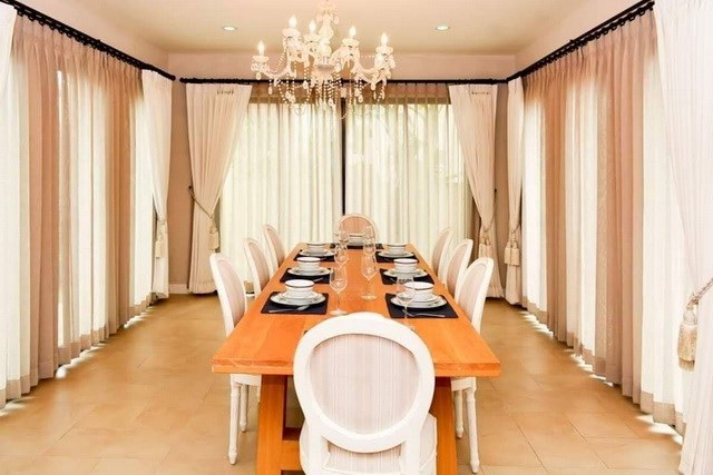 House for sale Na Jomtien Pattaya showing the dining area House for sale Na Jomtien Pattaya showing the dining area