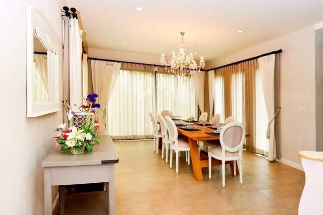 House for sale Na Jomtien Pattaya showing the dining room House for sale Na Jomtien Pattaya showing the dining room