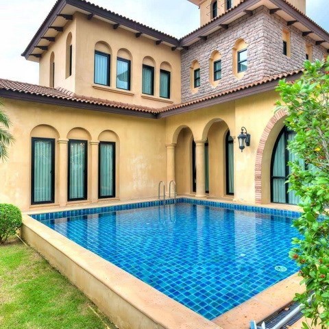 House for sale Na Jomtien Pattaya showing the house and pool House for sale Na Jomtien Pattaya showing the house and pool