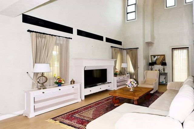 House for sale Na Jomtien Pattaya showing the living area House for sale Na Jomtien Pattaya showing the living area