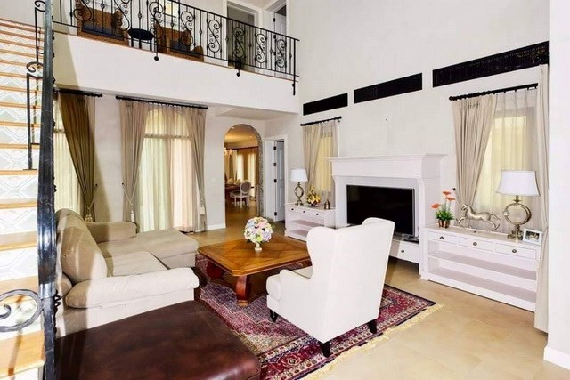 House for sale Na Jomtien Pattaya showing the living room House for sale Na Jomtien Pattaya showing the living room