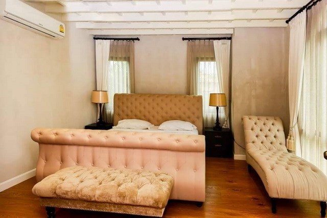 House for sale Na Jomtien Pattaya showing the master bedroom House for sale Na Jomtien Pattaya showing the master bedroom